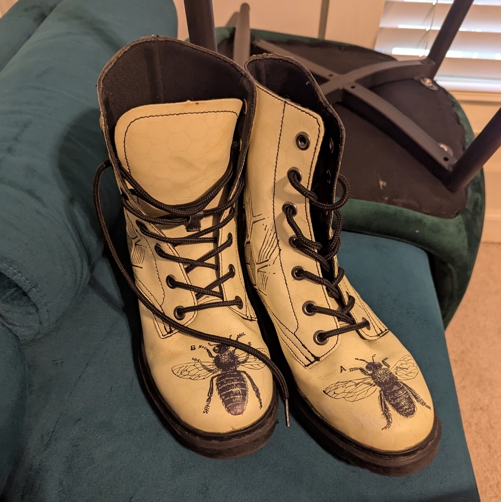 Bee Print Lace-Up Boots